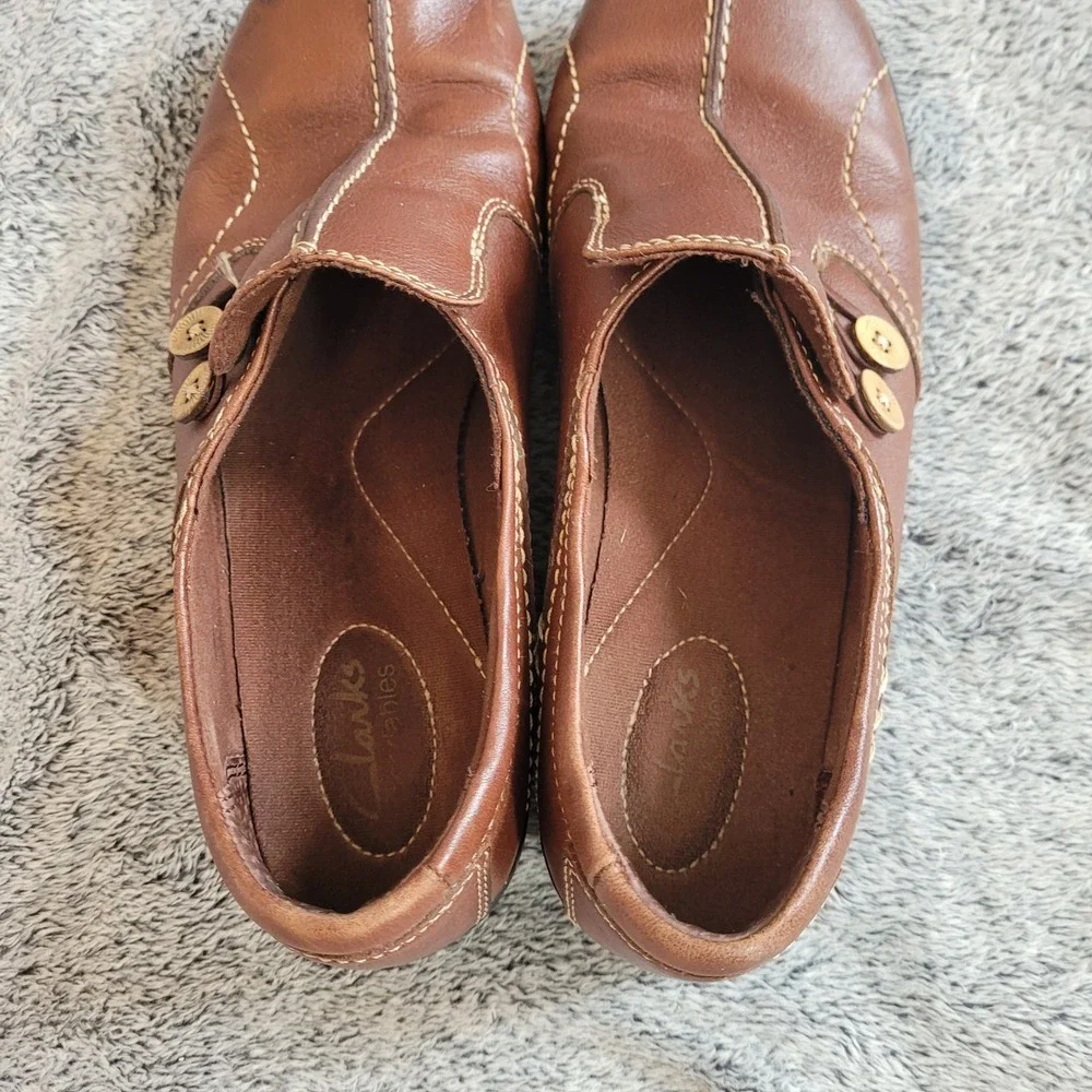 Clarks Womens Loafers 8W Brown Leather Button Accent Low Heel Granola Girl 21462